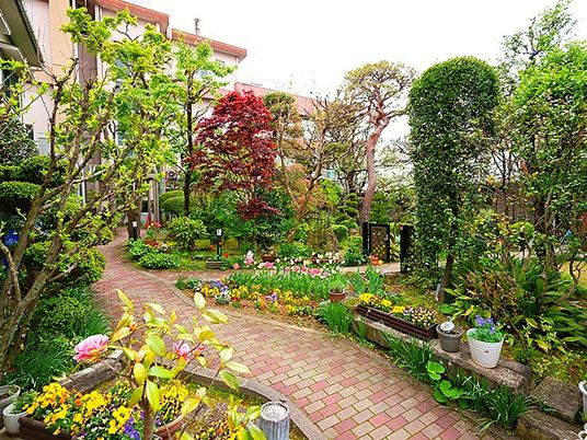 花咲く庭園の中庭  