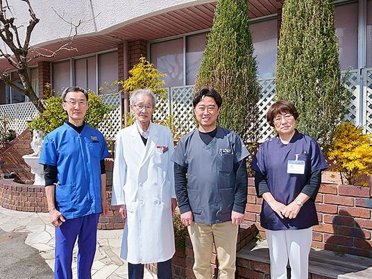 スタッフの集合写真 外観  
