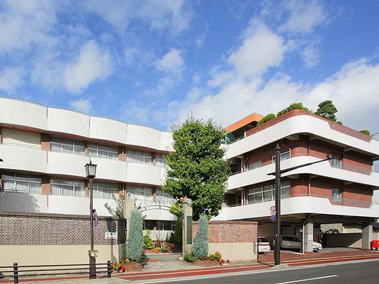 白い外壁の建物外観  