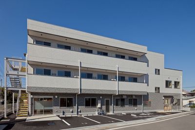 三階建ての建物外観