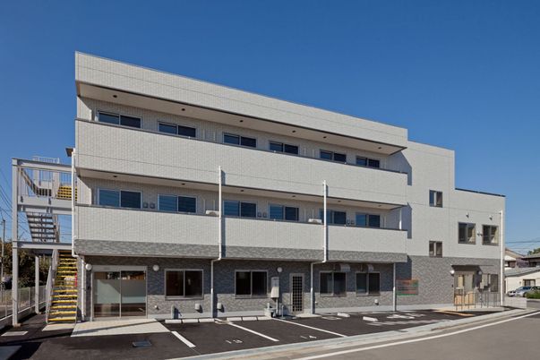 三階建ての建物外観