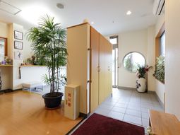 園園の明るいエントランス