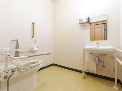 手すり付きの清潔なトイレ