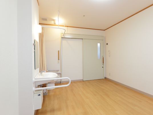 洋室と手すり付き洗面台