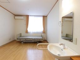 シンプルな居室の様子