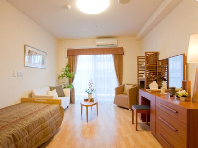 快適な居室の一角 居室 ゆったりとした造りの居室です。照明が明るく、心地よい家具配置になっております。