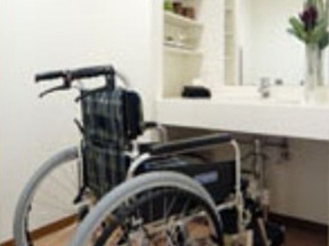 バリアフリーな洗面台 化粧洗面台 広々とした洗面台は車椅子利用者にも優しい設計です。清潔感のあふれる白を基調とした空間で快適にご利用いただけます。