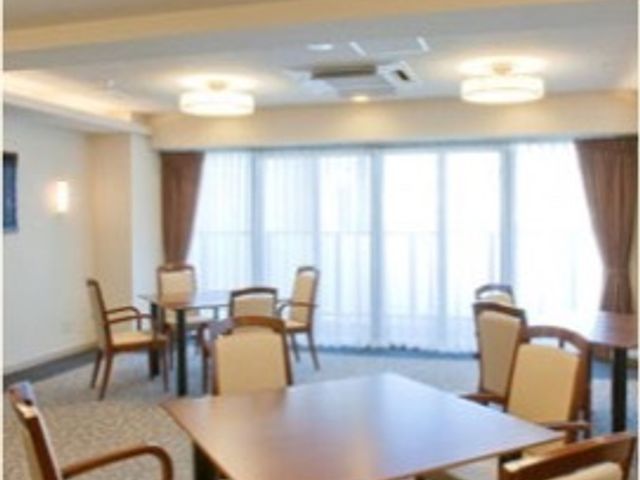 明るい食堂の一角 ダイニング 柔らかな光が差し込む食堂は、温かみのある内装でゆったりとした時間を過ごせる空間です。安らぎを感じられる場所でお仕事をしませんか。