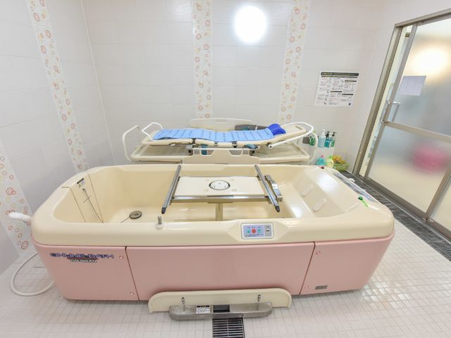 特殊浴槽と援助用具 浴室 最新の機能を備えた居心地の良い浴室です。安全で快適な入浴サポートを提供し、日々のリフレッシュに寄与します。