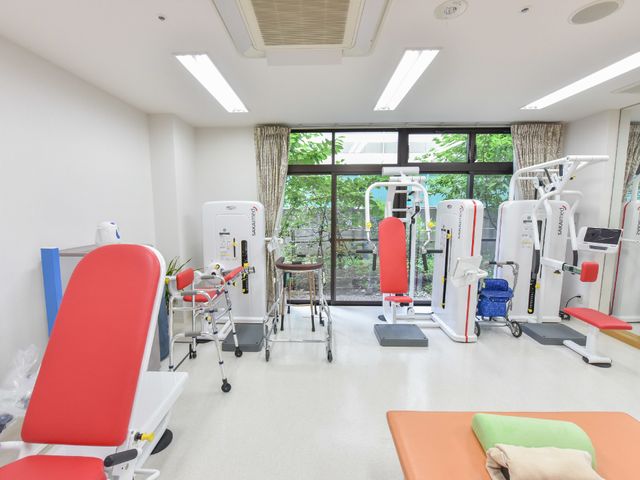 明るいトレーニング室 機能訓練室 最新の機器を取り揃えた訓練室です。充実した環境でスキルアップが図れます。
