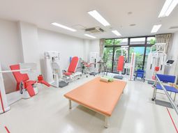 明るいリハビリ訓練室