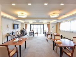 明るい共有ダイニング空間