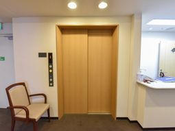 エレベータ前の待合スペース