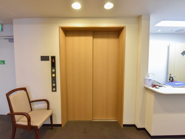 エレベータ前の待合スペース