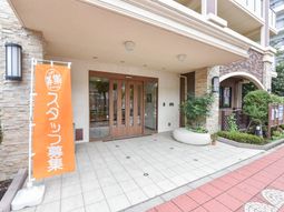 エントランス看板掲げる施設