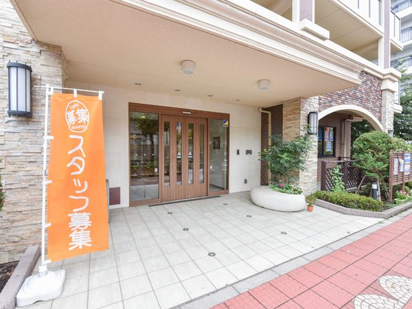 エントランス看板掲げる施設