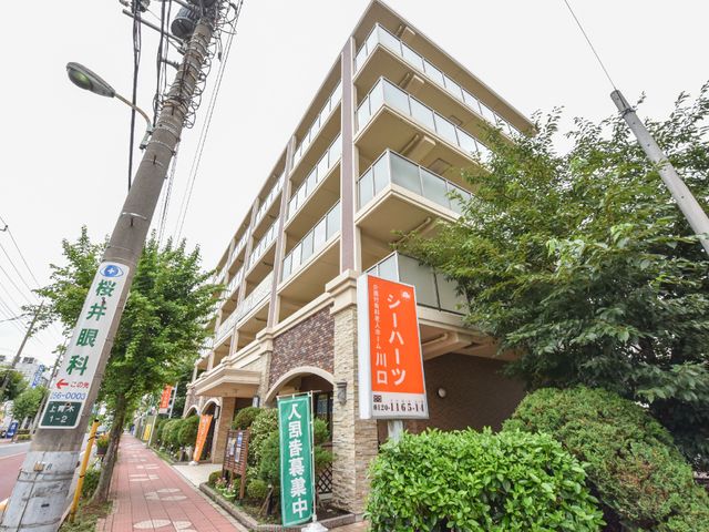 都市型の建物外観 外観 都市の中に立地する穏やかな色合いの建物です。入口が開放的な設計で、どなたでも気軽に足を運べそうです。