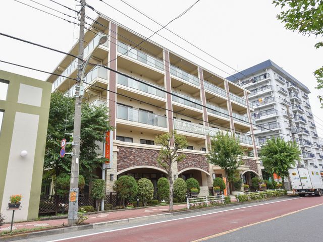 清潔な外観の建物 外観 ゆったりとしたアーチ型の玄関がお出迎えする、清潔感のあふれる外観です。周辺の緑も心地よい雰囲気を演出しております。