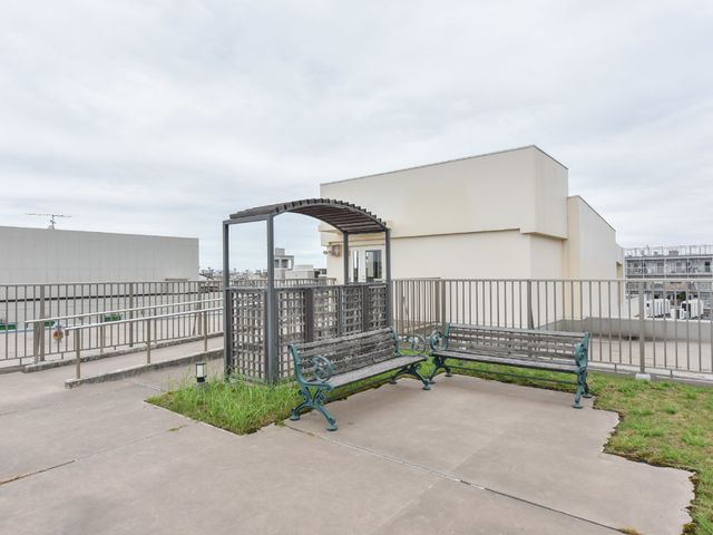 ベンチ付き屋上中庭 屋上 屋上に設けられた中庭では、新鮮な空気を感じながら心地よい休息の時間を過ごすことができます。機能的で安全に配慮された環境が整っています。