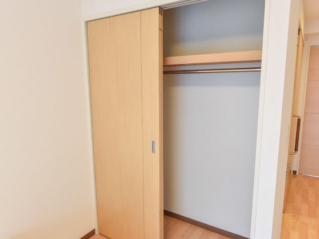 木製クローゼットの居室 収納 ゆとりあるスペースを確保した居室の収納です。個人の荷物を整理しやすく、使い勝手を考えた造りになっています。
