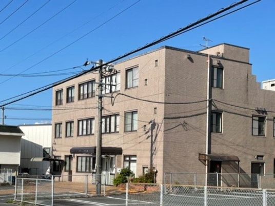 3階建ての建物外観  