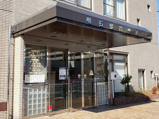 病院の正面玄関  
