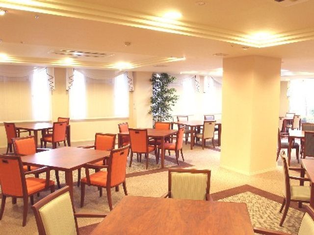 広々としたダイニングルーム ダイニング 清潔感のあふれる食堂では、ゆったりとした食事の時間を提供しております。木の温もりを感じるテーブルが配置され、心地良いひとときを過ごせる空間です。