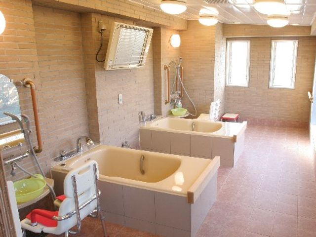 ゆとりのある浴室設備 浴室 広々とした清潔感のある浴室です。手すりや座席が備えられ、安心してご利用いただけます。