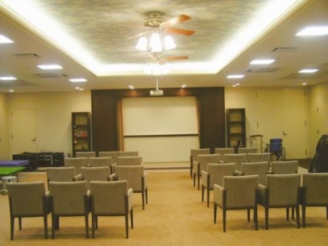 多目的に使える広い空間 ホール ゆったりと配置された椅子のある広々とした活動室です。集まりやイベントなど、多様な用途に合わせて利用できます。
