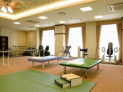 訓練機器のある明るい室内