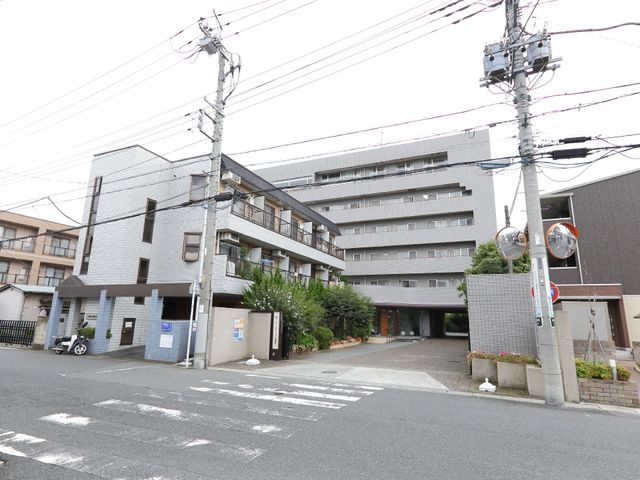 多階層の建物外観 外観 街並みに溶け込む建物は、落ち着いた色合いで、訪れる人を優しく迎えます。ゆったりとしたエントランスが印象的です。