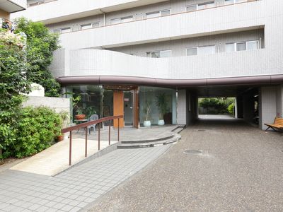 エントランス前の庭緑あふれる