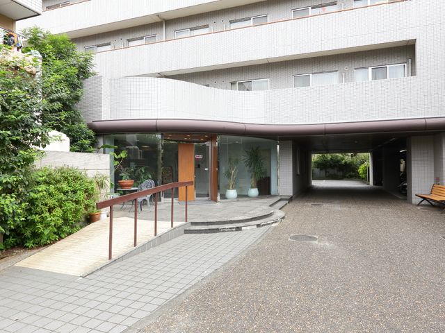 エントランス前の庭緑あふれる 入り口 ゆったりとした造りのエントランスは、緑に囲まれた落ち着いた雰囲気を醸し出しており、訪れる方を温かく迎えます。
