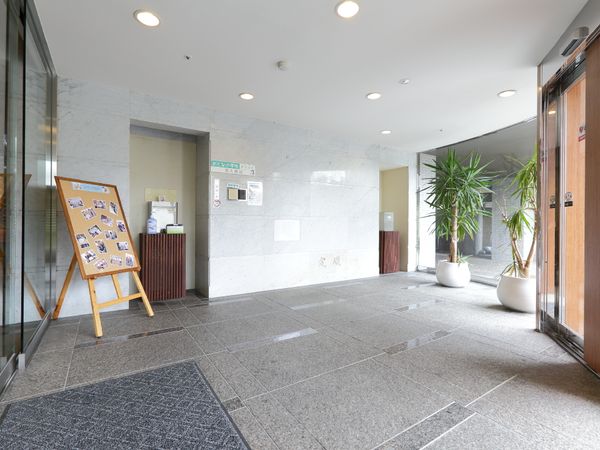 エントランスの清潔な空間