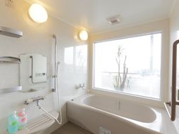 明るく広い浴室