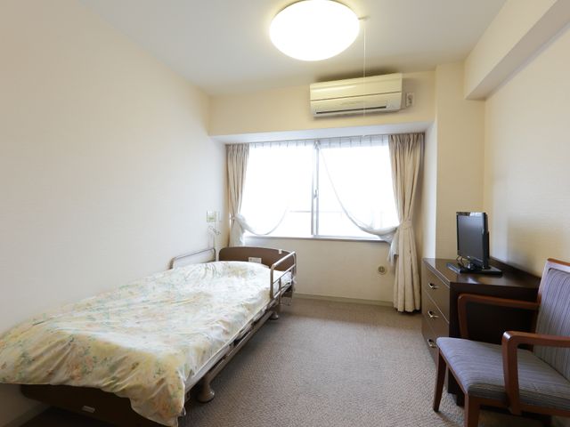 居心地の良い洋室 室内 ゆとりを感じる居室です。窓明かりが心地よい空間で、テレビ視聴や休息ができます。