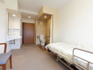 居室のベッドと洗面所
