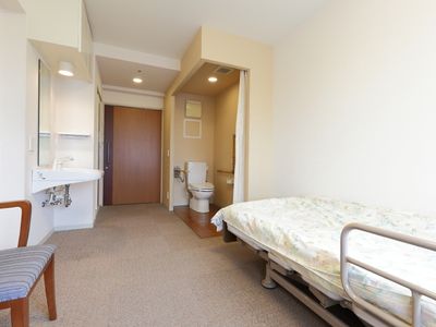 居室のベッドと洗面所