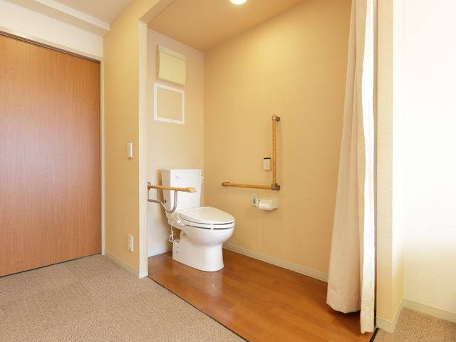 バリアフリートイレ お手洗い 手すり付きのトイレは、安心してご利用いただけるよう配慮されています。清潔感のあふれる空間で快適な毎日をお過ごしいただけます。