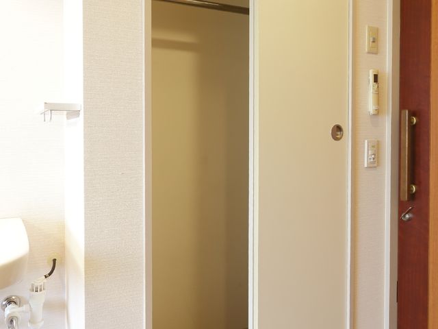 クローゼットの開いた扉 クローゼット 扉の開閉がスムーズなクローゼットです。個室に備え付けられていて、収納スペースを十分に確保しています。