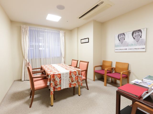 居心地の良い居室 その他 ゆとりある空間の居室では、温かみのある家具と明るい窓辺が日々の憩いの場を提供しています。窓からは自然光が差し込み、快適な居住環境を実現しています。