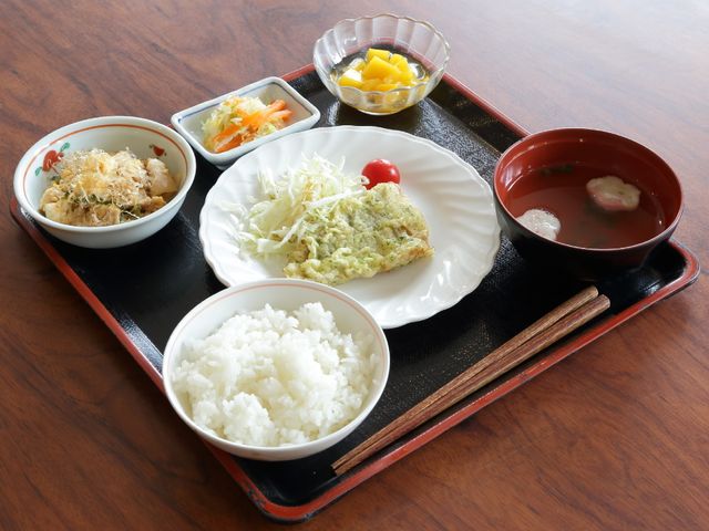 和食の並んだ食事セット 食事 栄養バランスを考えた和食の一例です。手作りの温かい料理を通じて、利用者の方々の健康をサポートしています。