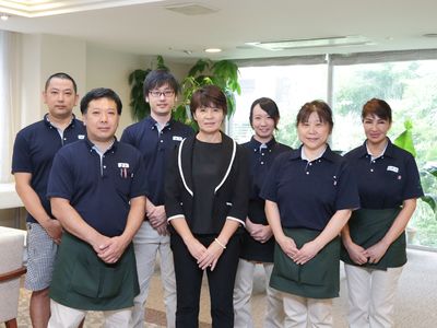明るい笑顔のスタッフ集合