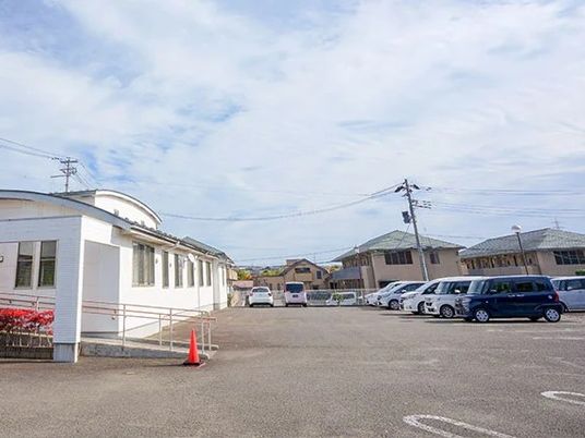施設の外観と駐車場  
