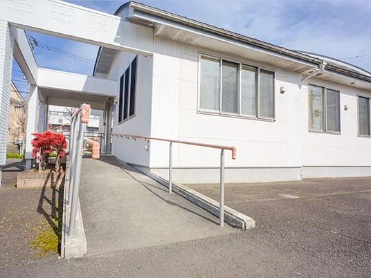 白い建物の外観  