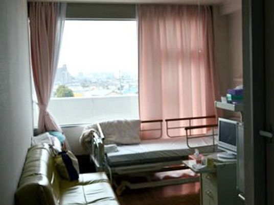 明るい居室の窓辺  