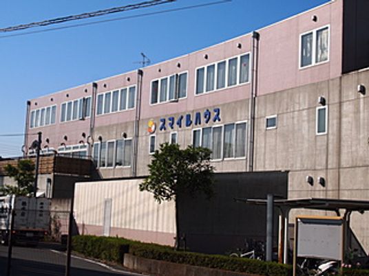 白い窓が並ぶ外観