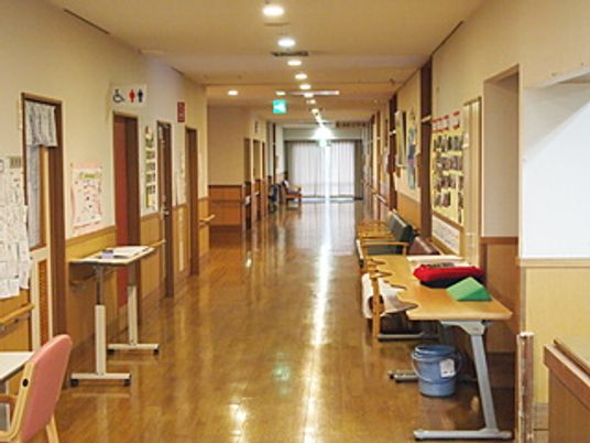 光が差す廊下