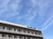 施設外観と青空の建物  
