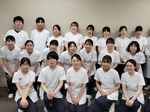 スタッフが並ぶ集合写真  